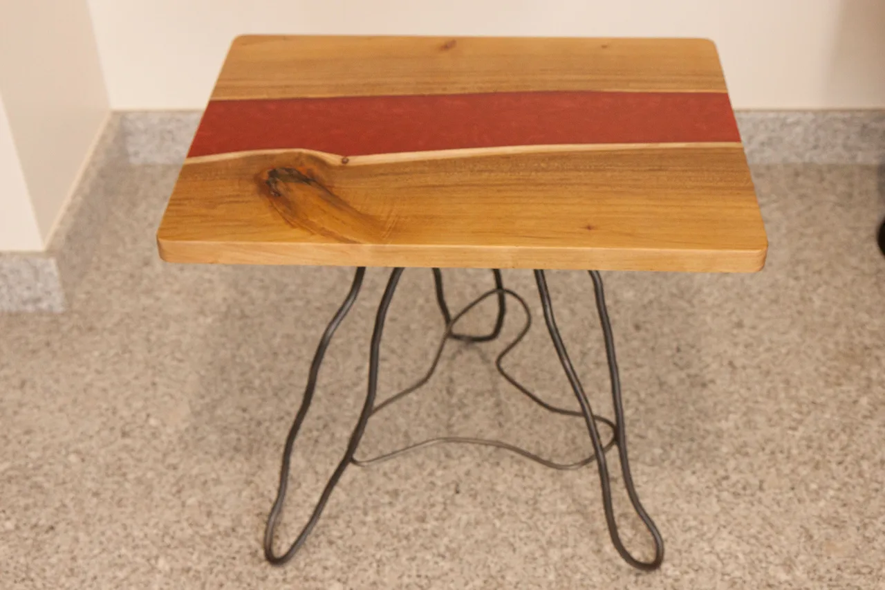 Mesa de Apoio em Madeira de Acácia com Resina Vermelha frente