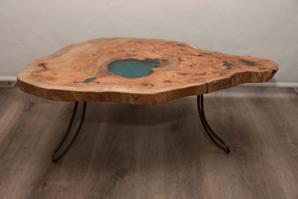 Mesa de Centro em Madeira de Plátano e Resina Azul Lado1