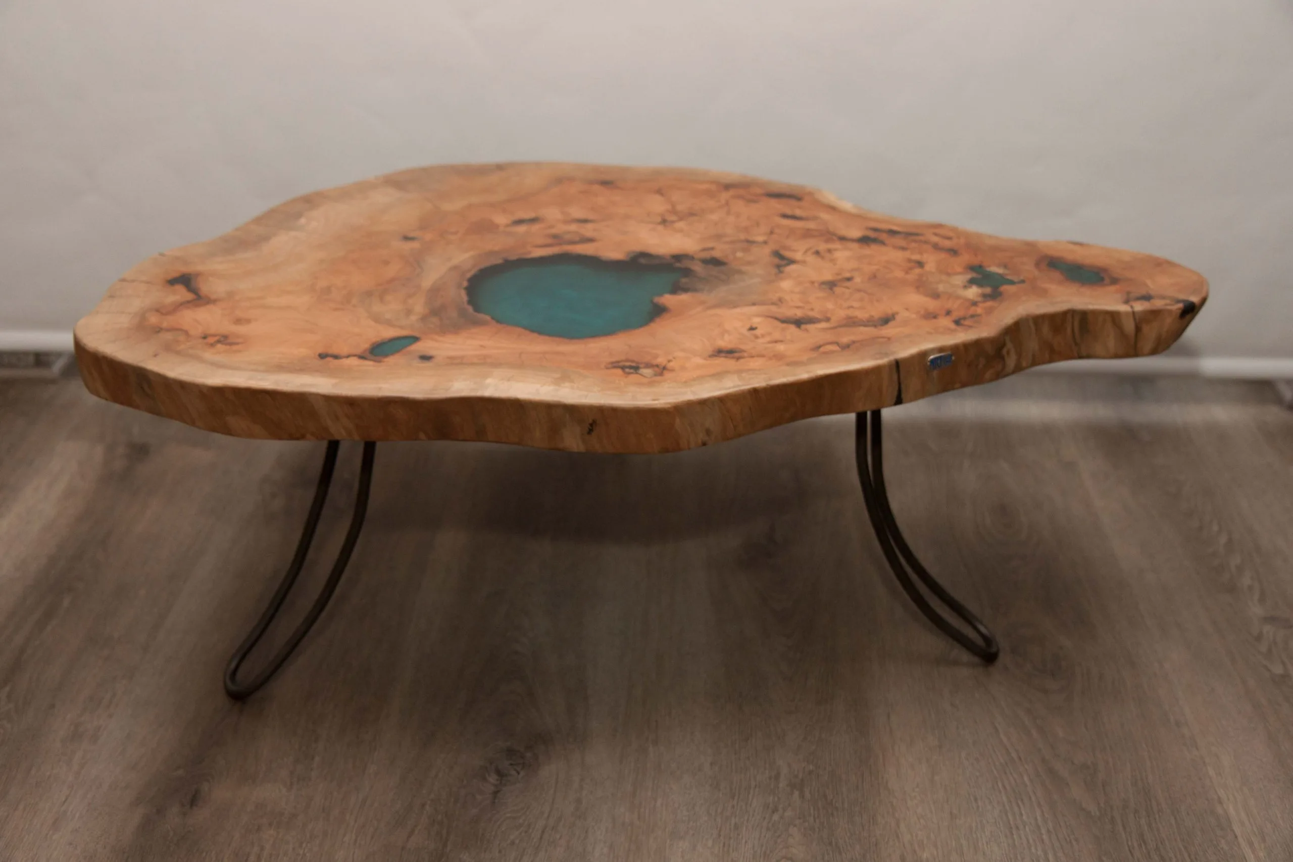 Mesa de Centro em Madeira de Plátano e Resina Azul Lado1