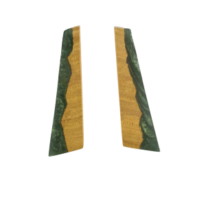 Brincos artesanais geométricos em madeira natural e resina verde – design trapezoidal