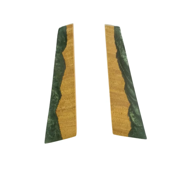 Brincos artesanais geométricos em madeira natural e resina verde – design trapezoidal