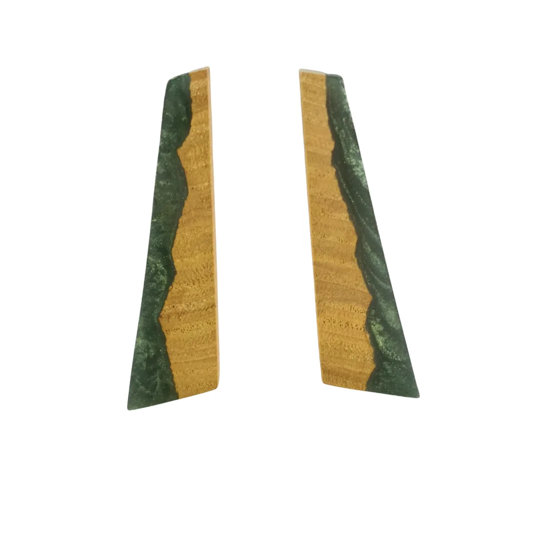 Brincos artesanais geométricos em madeira natural e resina verde – design trapezoidal
