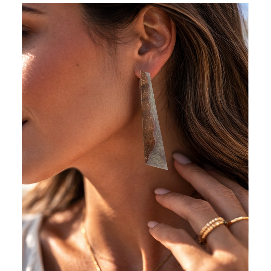 10 brincos longos em madeira e resina cinza perolada usados em modelo elegante art137