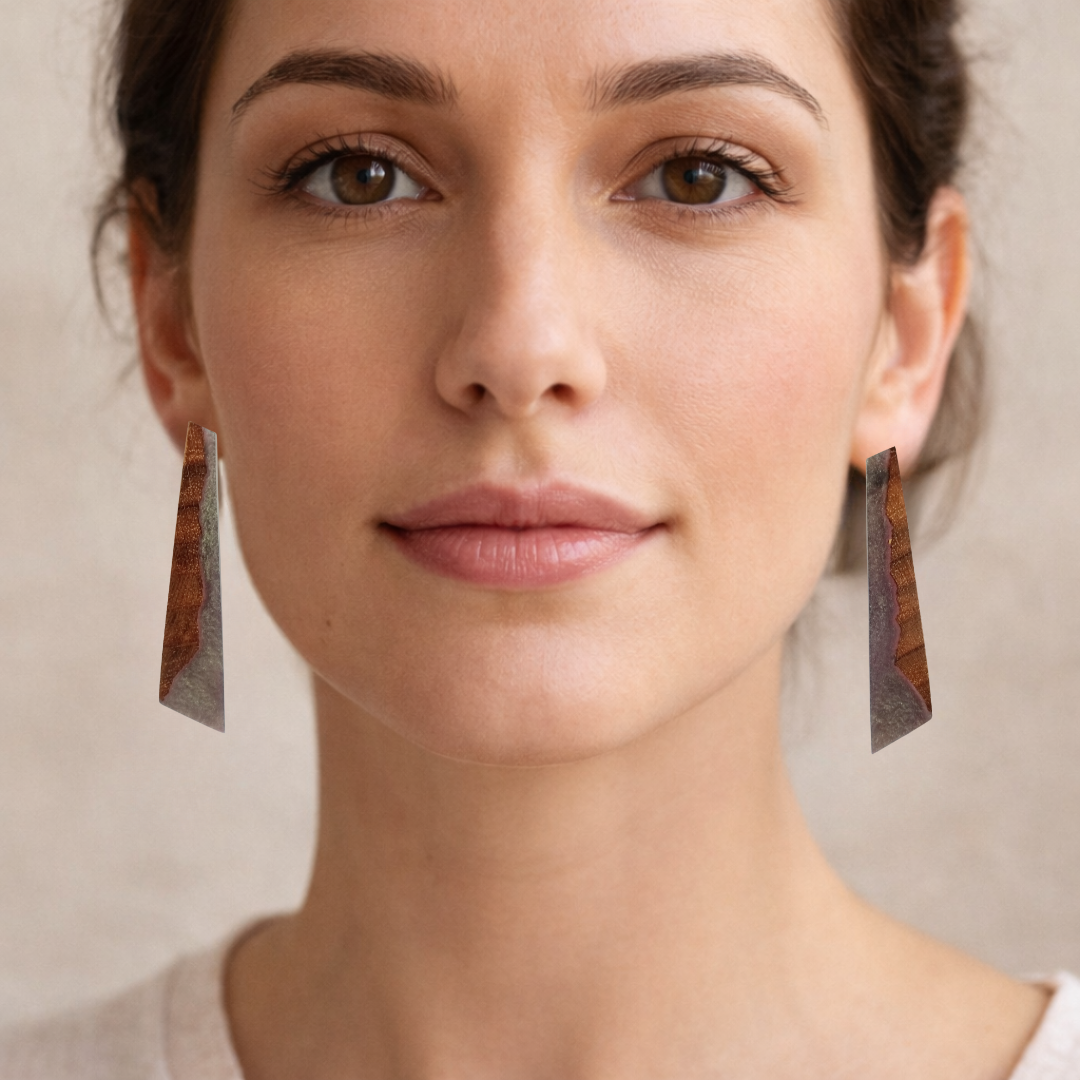 12 brincos artesanais madeira e resina cinza perolada close-up em modelo art137 studio