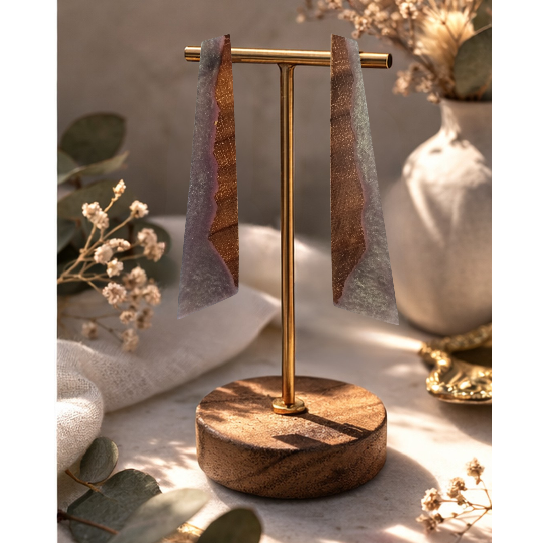 13 brincos longos em madeira e resina cinza perolada em suporte dourado fotografia produto art137