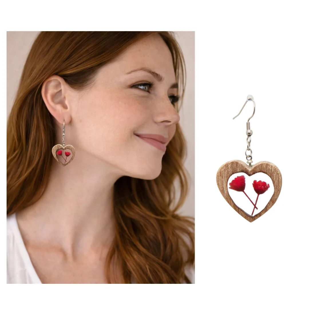 Modelo em perfil a usar brinco coração em madeira de olmo com flores vermelhas em resina; brinco ampliado em destaque ao lado.
