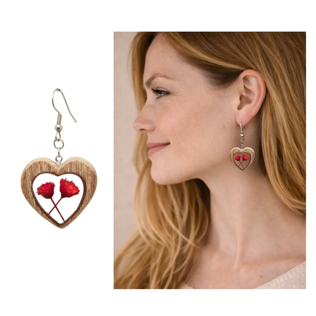 Modelo em perfil a usar brinco artesanal em madeira de olmo com flores vermelhas em resina; detalhe do brinco em destaque.