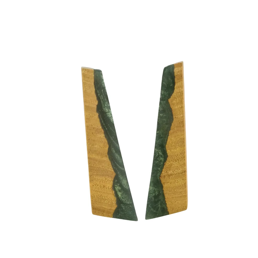 Brincos artesanais em madeira e resina verde com design geométrico – vista lateral