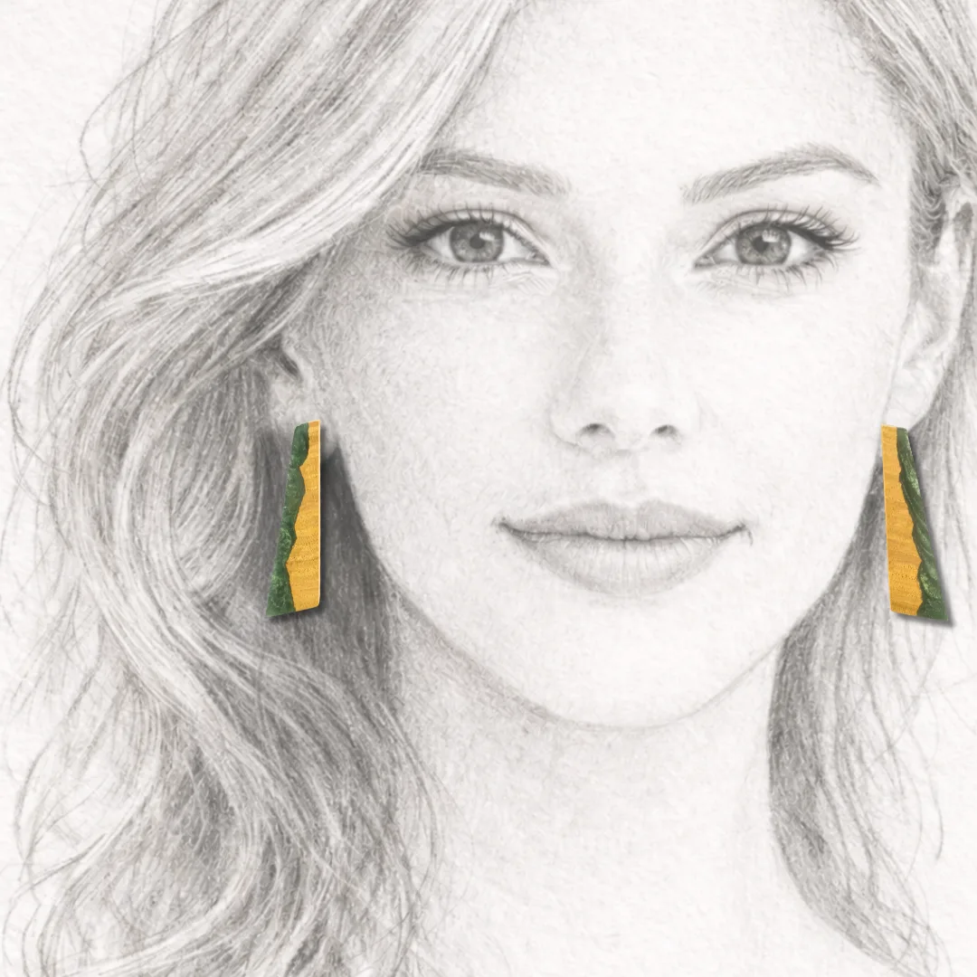 Modelo  a usar brincos artesanais de madeira e resina verde com design geométrico em esboço