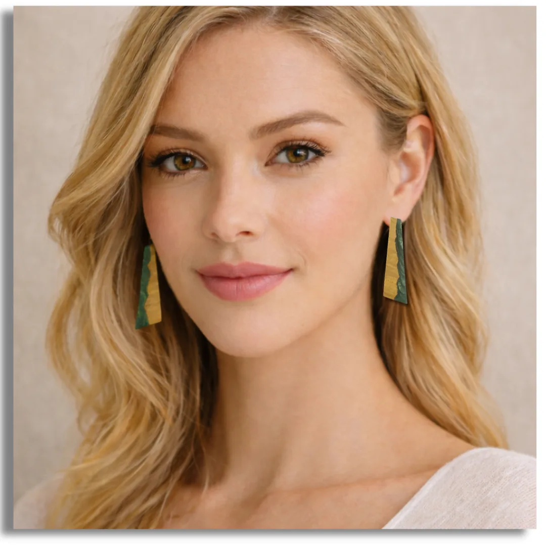Modelo cabelo claro a usar brincos artesanais de madeira e resina verde com design geométrico