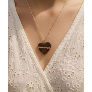 Pendente Coração em Resina Cor de Rosa e Madeira de Wengué | Cordis (b112) Series modelo mulher