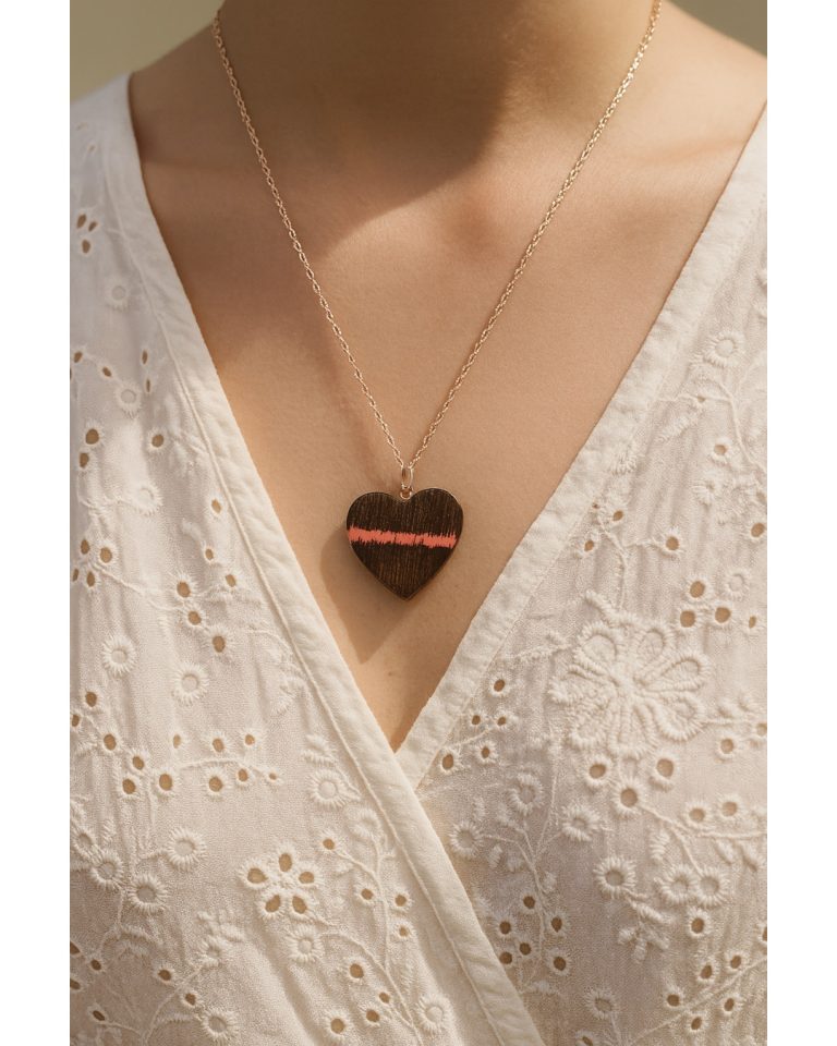 Pendente Coração em Resina Cor de Rosa e Madeira de Wengué | Cordis (b112) Series modelo mulher