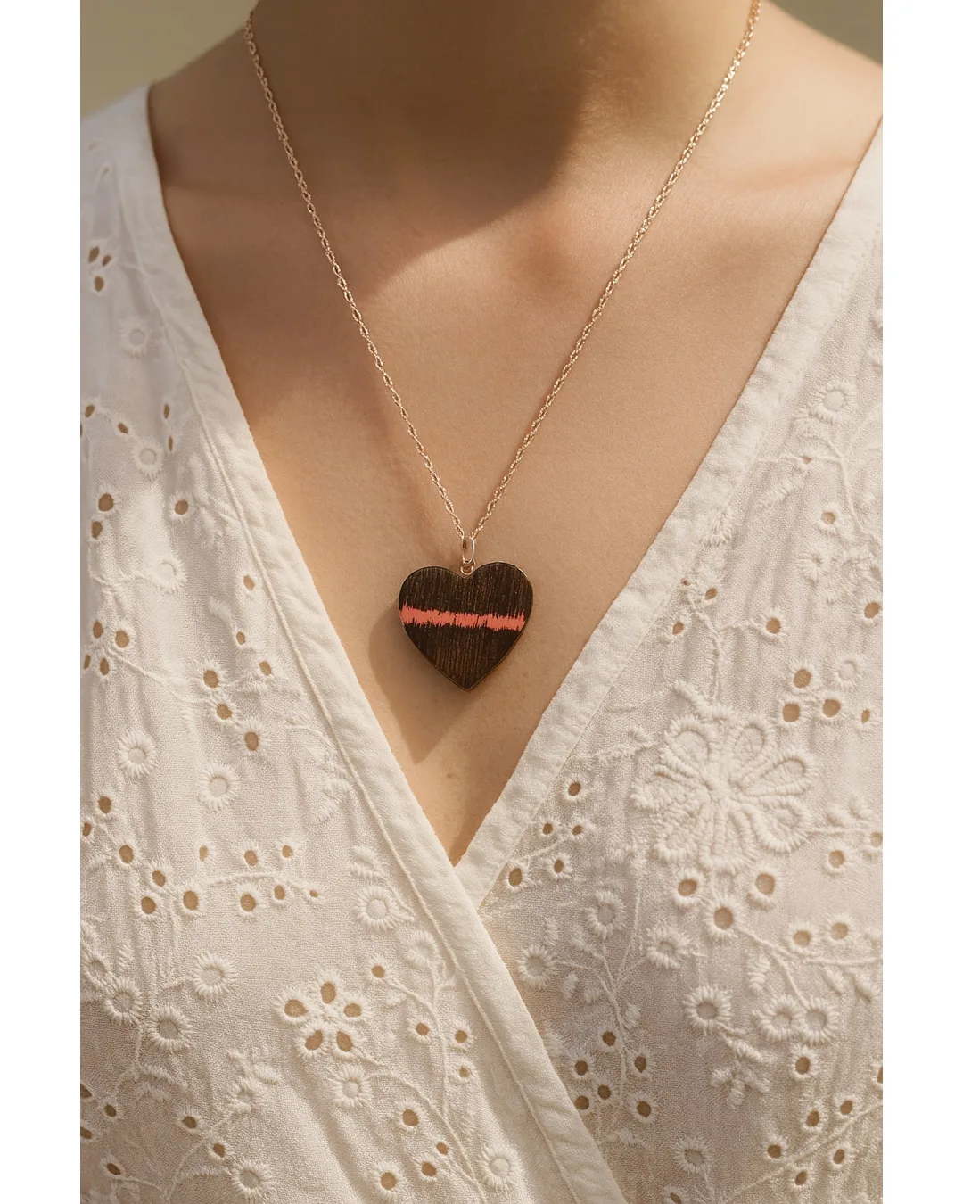 Pendente Coração em Resina Cor de Rosa e Madeira de Wengué | Cordis (b112) Series modelo mulher