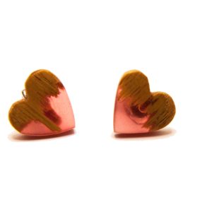 Brincos Coração em Resina Cor de Rosa e Madeira de castanho pousados lado a lado