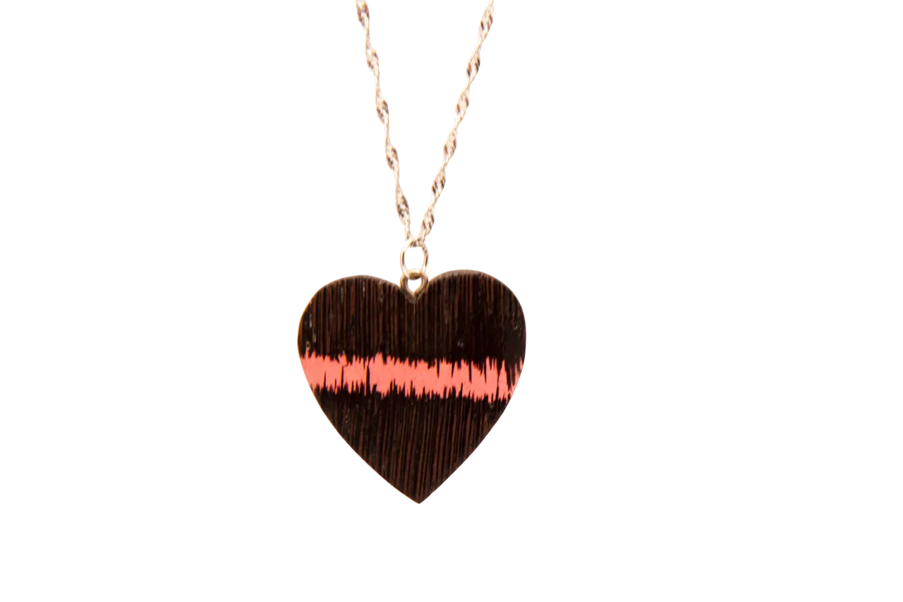 IMG_2704-Photoroom-bg Pendente Coração em Resina Cor de Rosa e Madeira de Wengué | Cordis (b112) Series perto
