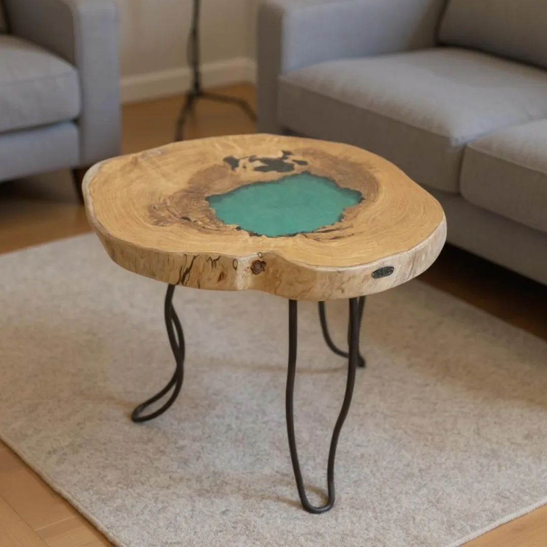 Mesa de Centro Artesanal em Madeira de Castanho com Resina Verde em ambiente de sala mais perto