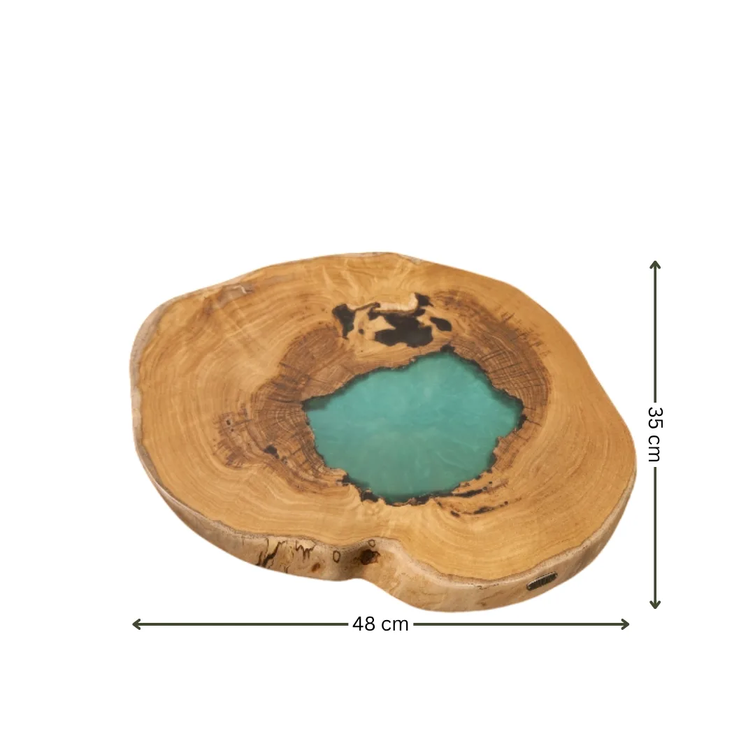 Mesa de Centro Artesanal em Madeira de Castanho com Resina Verde em ambiente de sala mais perto