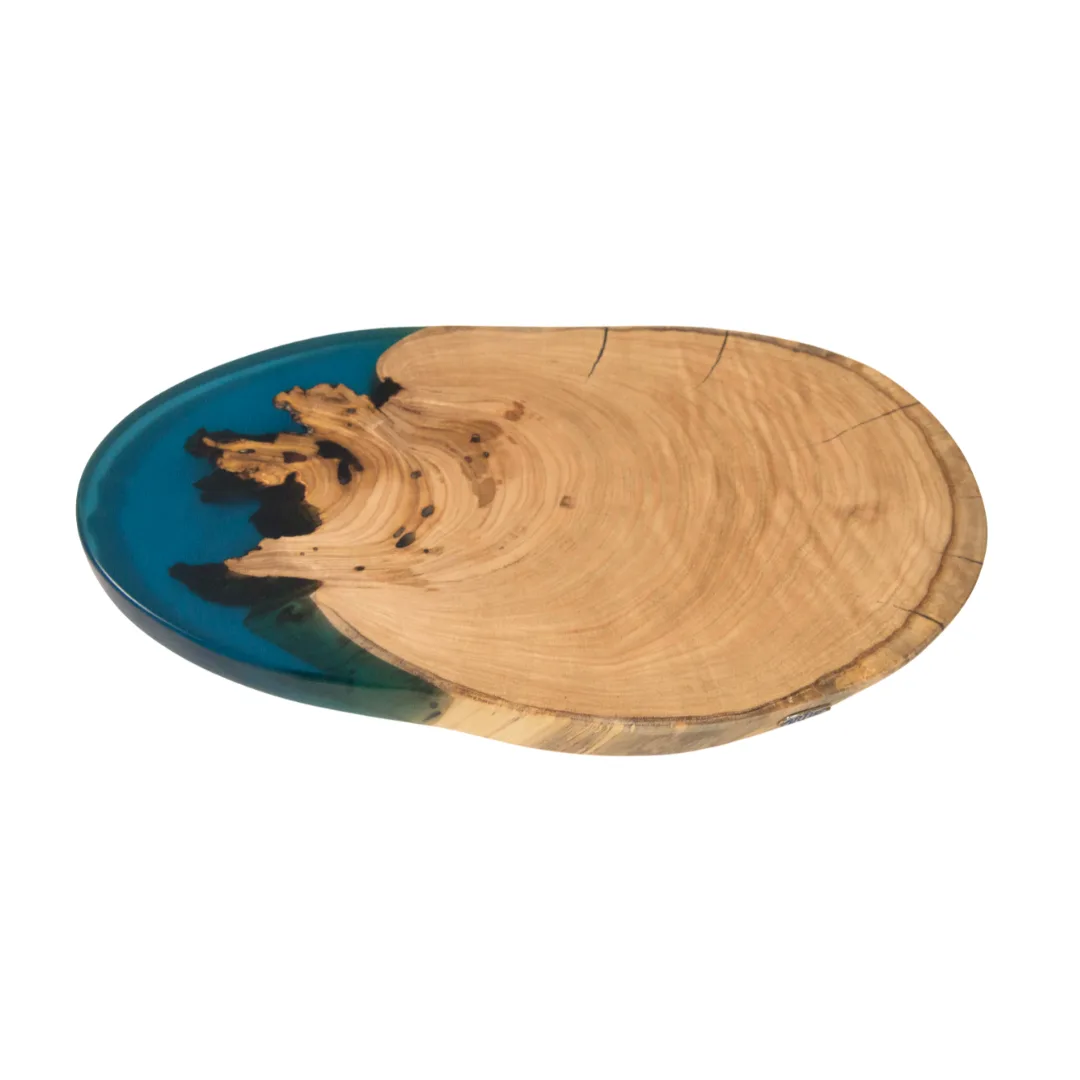 Tábua Artesanal em Madeira de Castanho com Resina Azul – Peça Decorativa e de Servir em fundo branco