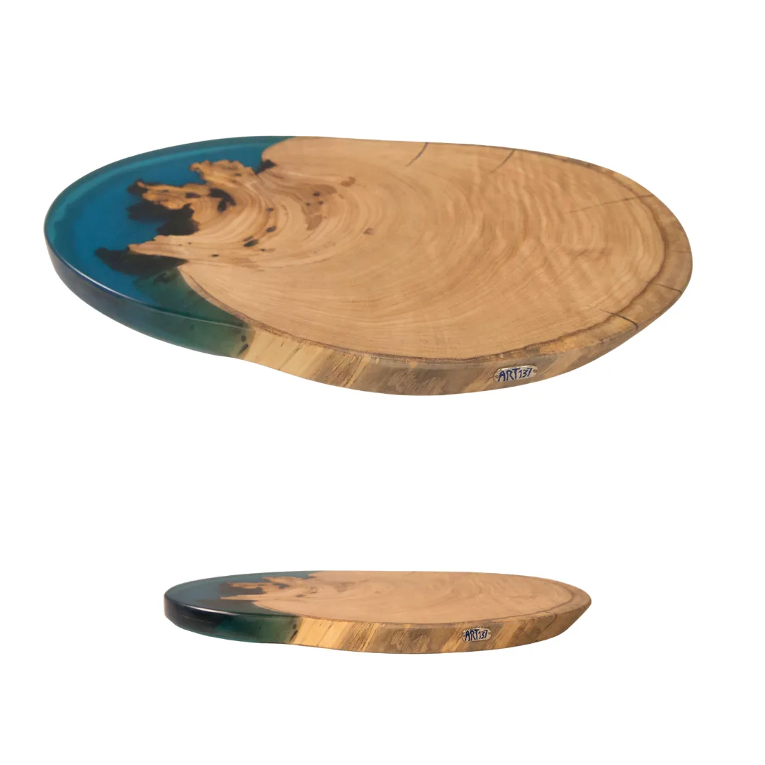 Tábua Artesanal em Madeira de Castanho com Resina Azul – Peça Decorativa e de Servir com corte lateral