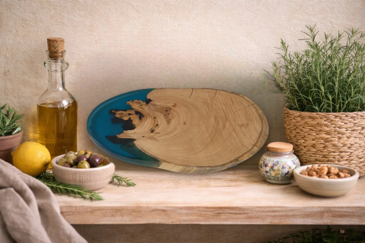 Tábua Artesanal em Madeira de Castanho com Resina Azul – Peça Decorativa e de Servir decorativo