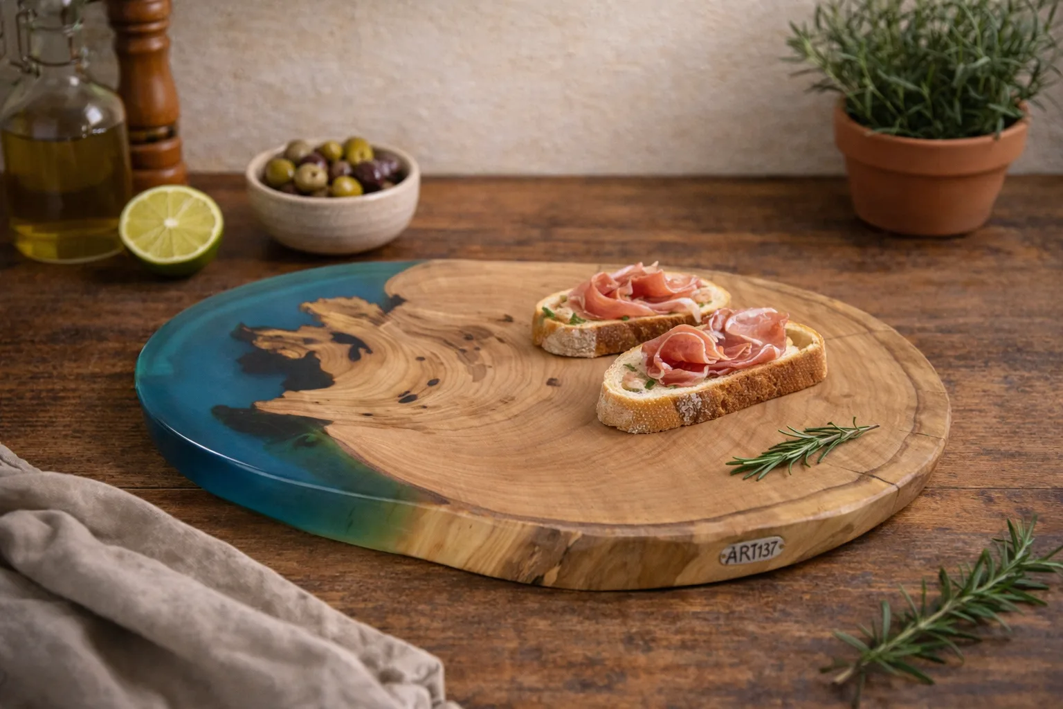 Tábua Artesanal em Madeira de Castanho com Resina Azul – Peça Decorativa e de Servir com comida