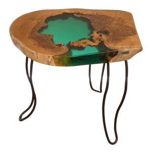 Mesa de Apoio em Madeira de Castanho com Resina Verde borda recta mesa completa