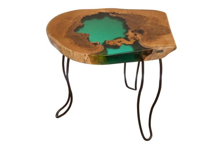 Mesa de Apoio em Madeira de Castanho com Resina Verde borda recta mesa completa