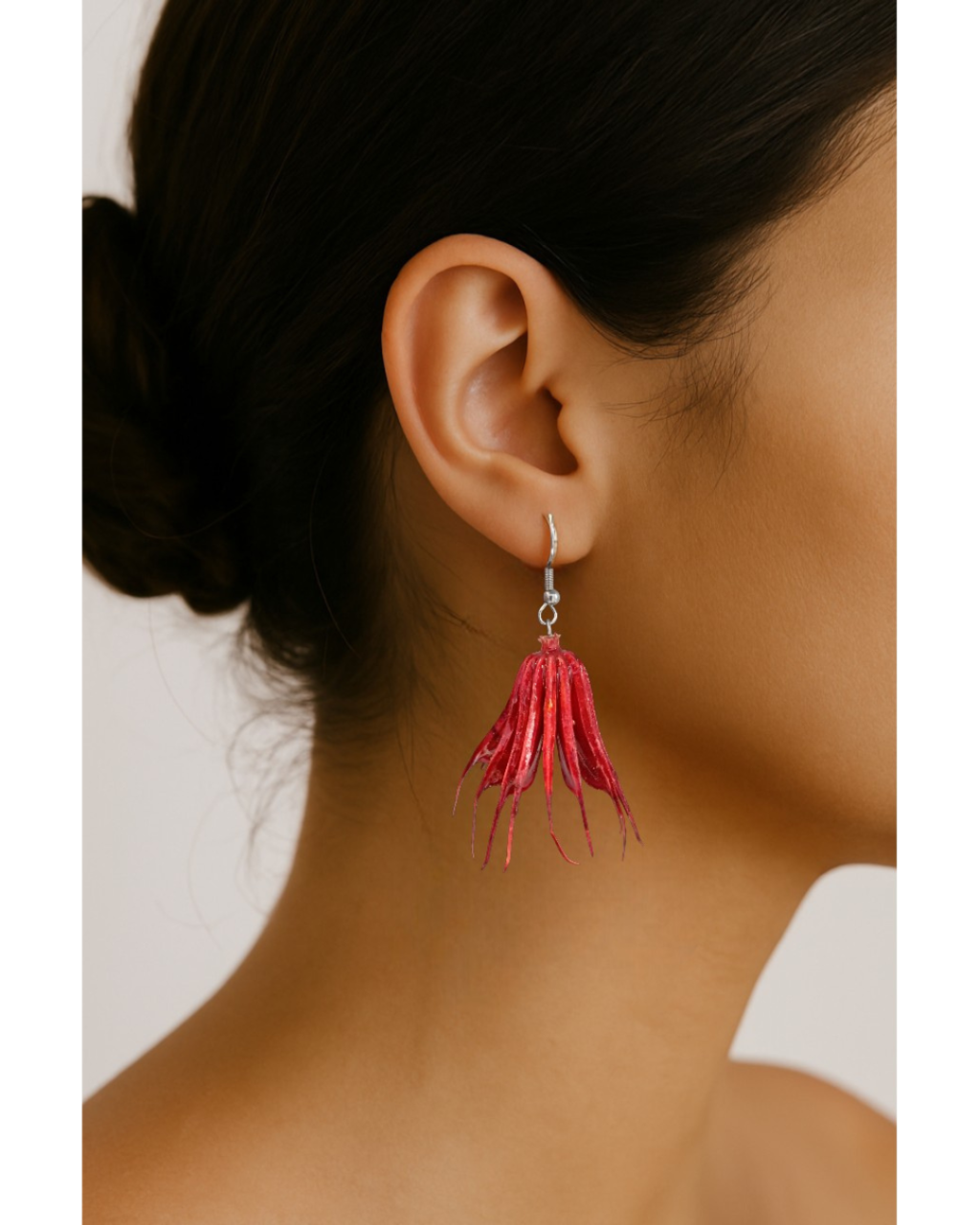Brincos Flor Vermelha em Resina - modelo com brinco