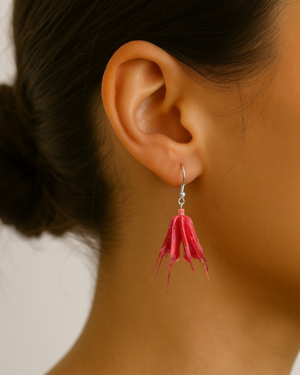 Brincos Flor Vermelha em Resina - modelo com brinco