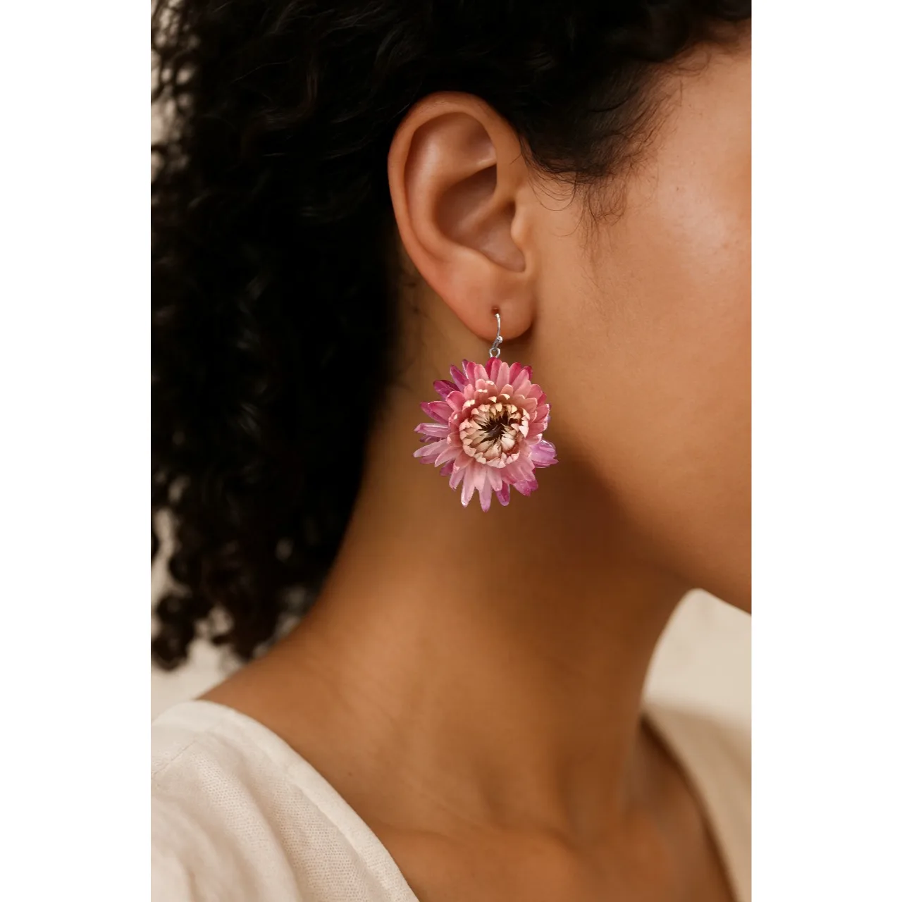 Brincos Artesanais com Flores Naturais Cor-de-Rosa em Resina direita em modelo