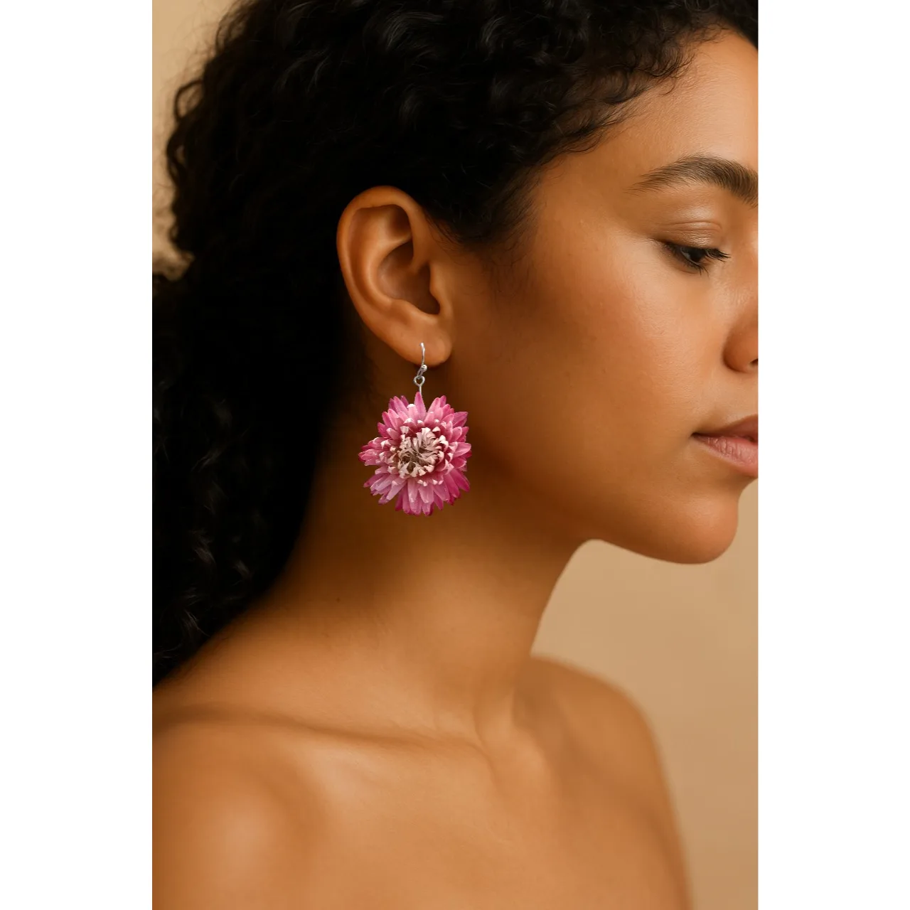 Brincos Artesanais com Flores Naturais Cor-de-Rosa em Resina esquerda em modelo