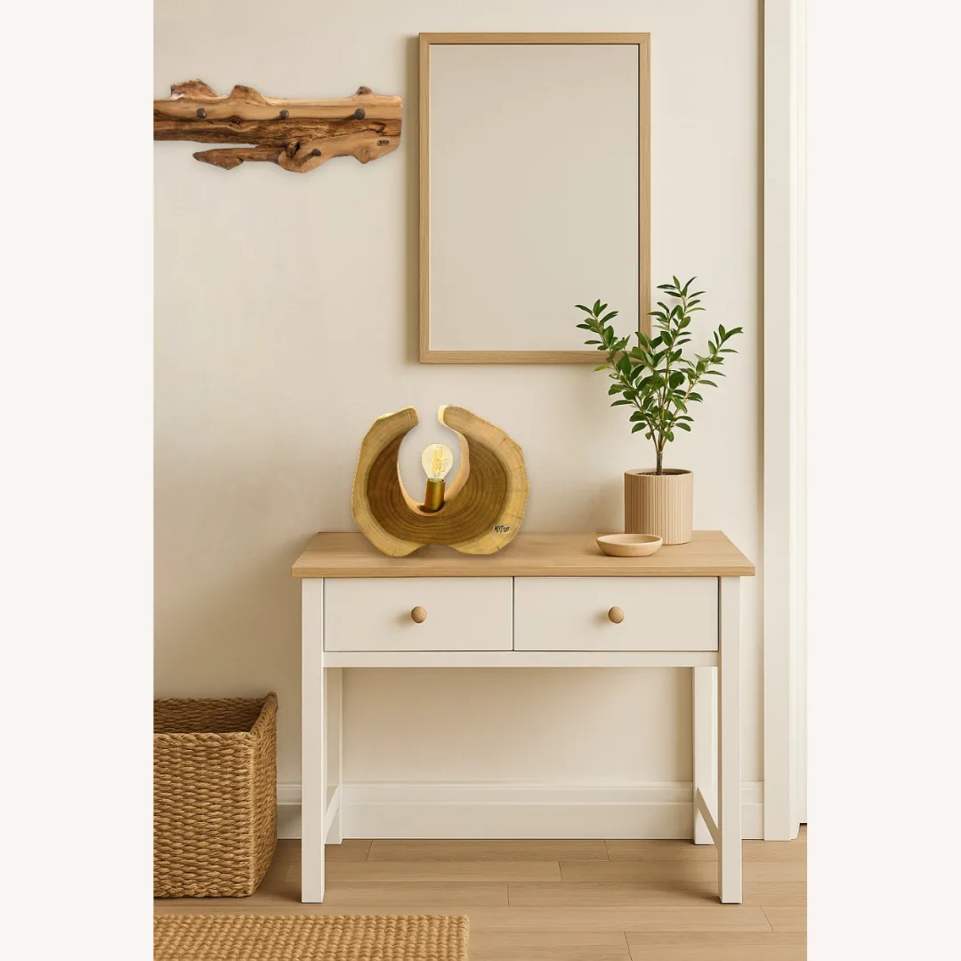 Candeeiro de Mesa em Madeira de Acácia – Artesanal e Único - foto ambiente