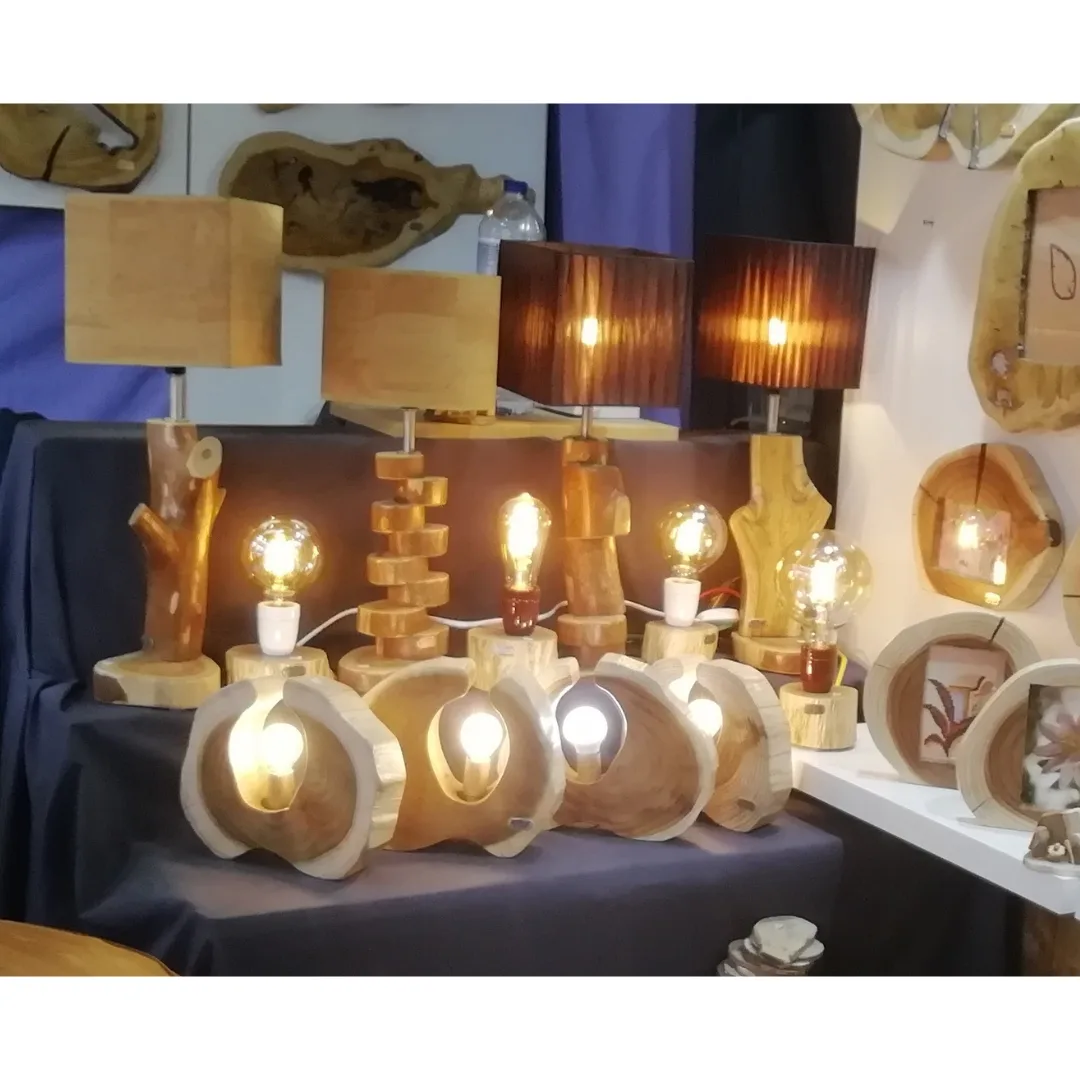 Candeeiro de Mesa em Rodela de Madeira – Design Artesanal exposicao