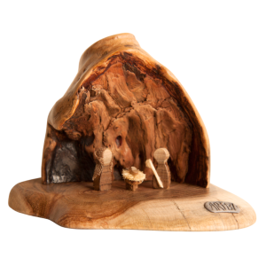 Presépio artesanal em madeira que aproveita uma gruta natural da árvore, com figuras minimalistas da Sagrada Família sobre base orgânica