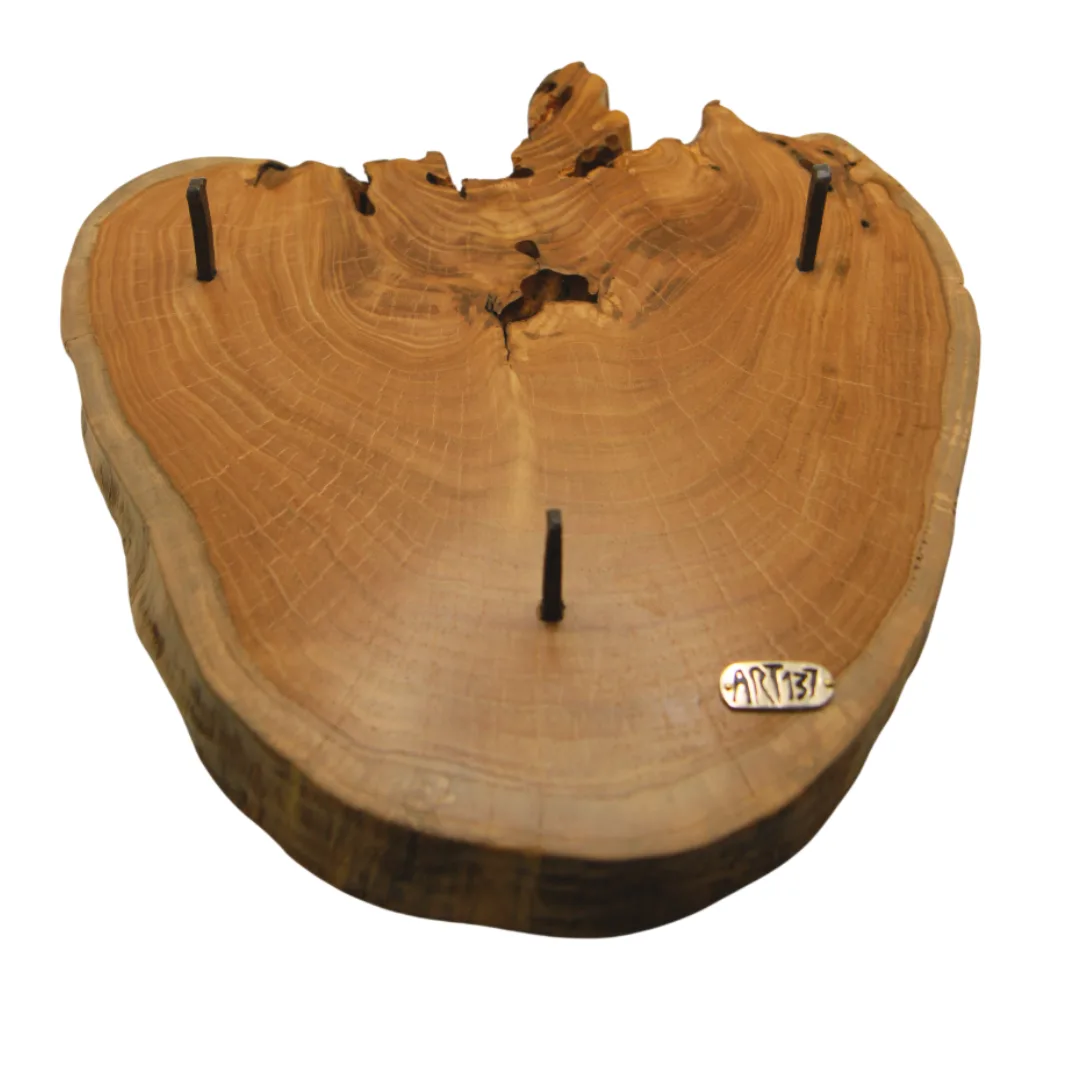 cabide chaveiro em madeira de castanho visto de lado com ganchos em ferro