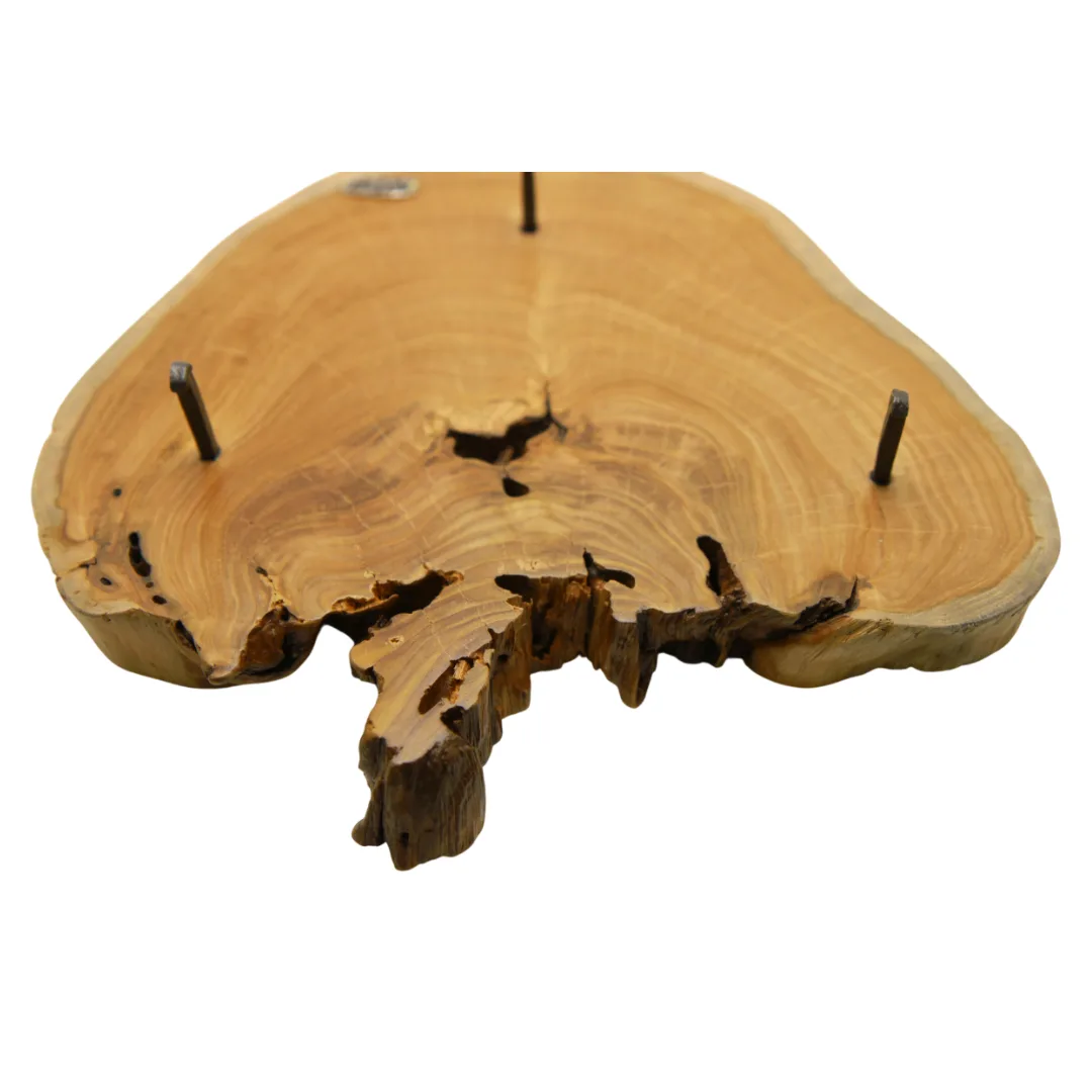 detalhe do cabide em madeira de castanho com ganchos em ferro lacado ART137