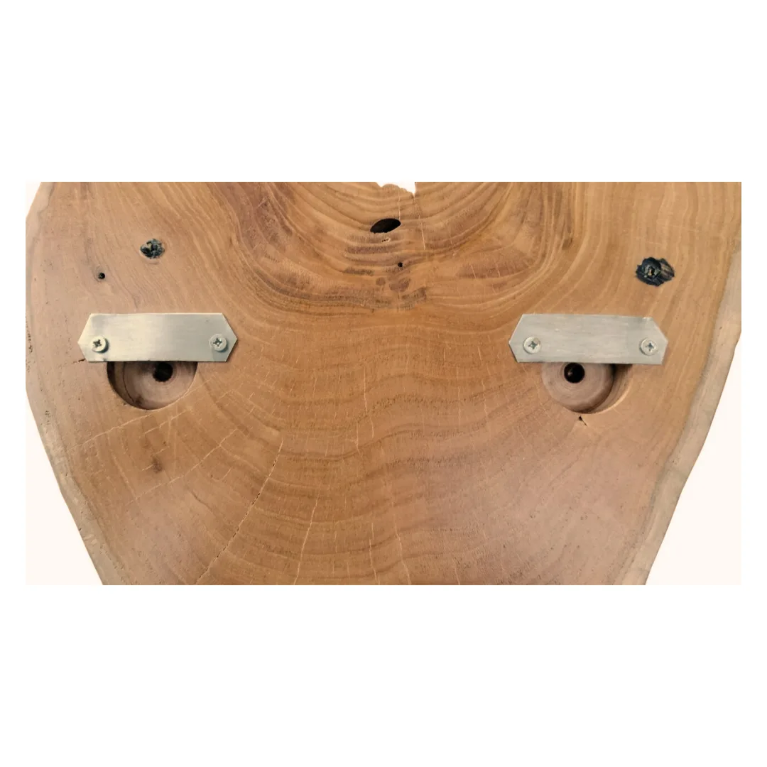 parte de trás do cabide em madeira de castanho com sistema de fixação metálico