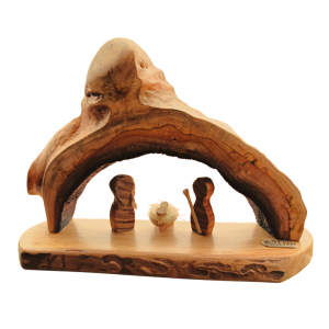 Presépio artesanal em madeira de eucalipto com base em castanho visto em perspetiva, mostrando o arco irregular natural da madeira