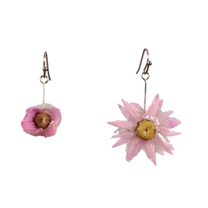 Brincos assimétricos com flores naturais rosa e lilás preservadas em resina, artesanais