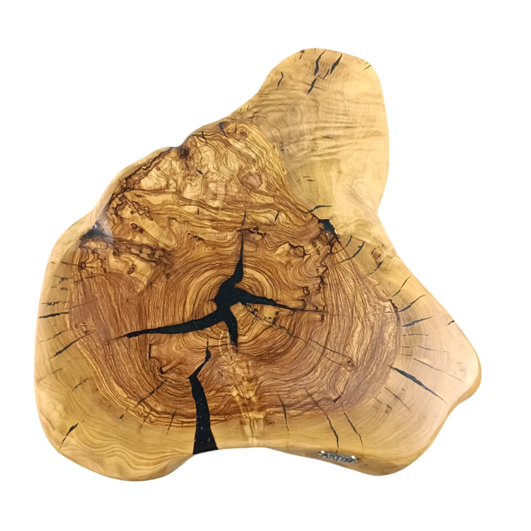 Rodela de madeira de oliveira artesanal com formato orgânico e fendas naturais realçadas a preto, vista superior sobre fundo branco.