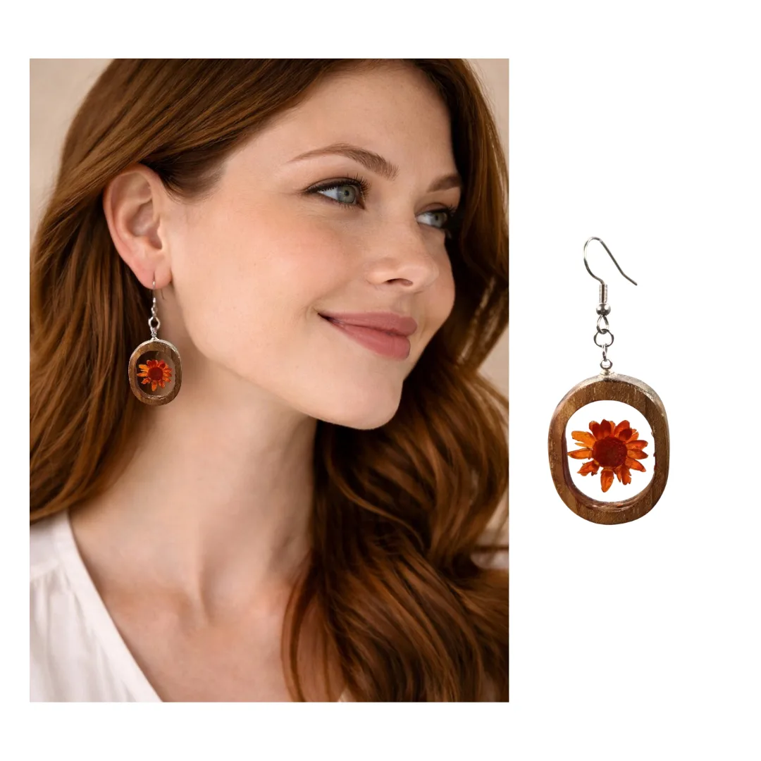 Modelo em perfil a usar brinco artesanal em madeira de acácia com flor laranja em resina; detalhe do brinco em destaque.