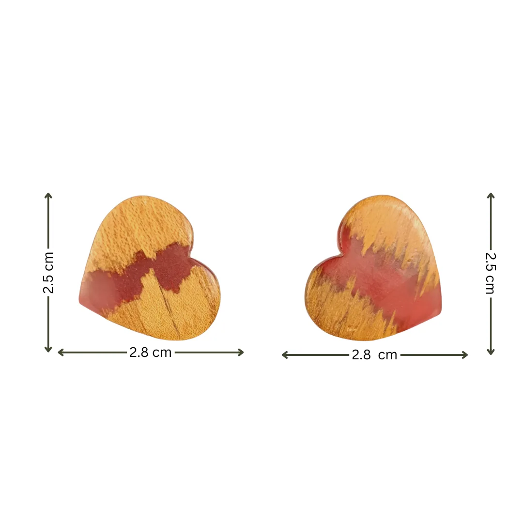 Size of heart earrings in wood and coral resin measuring 2.8 cm by 2.5 cm