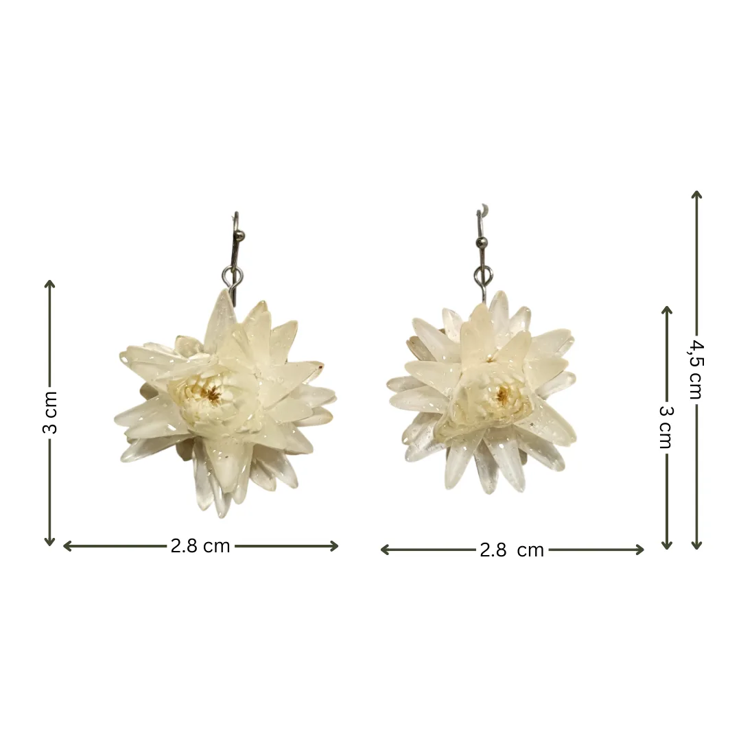 Earrings with a natural white flower in crystal resin with measurements: 3 cm flower, 4.5 cm total and 2.8 cm wide.