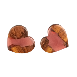 Par de brincos coração em madeira de castanho com faixa de resina rosa, em fundo branco.
