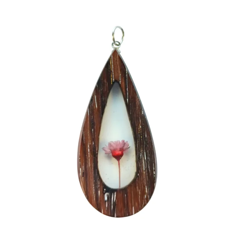 Pendente gota em pau santo com inserção em resina transparente e flor rosa, argola prateada, vista frontal.