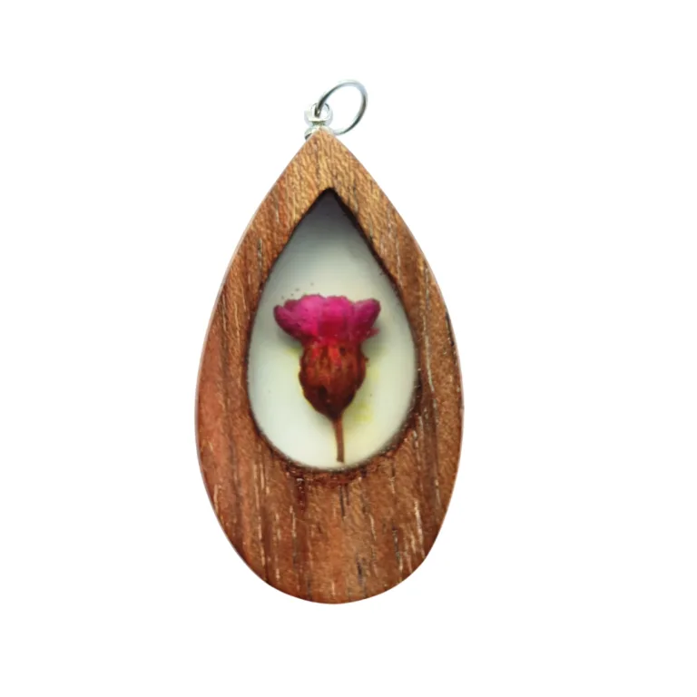 Pendente em forma de gota em madeira de acácia e resina transparente com flor rosa no interior, com argola prateada.
