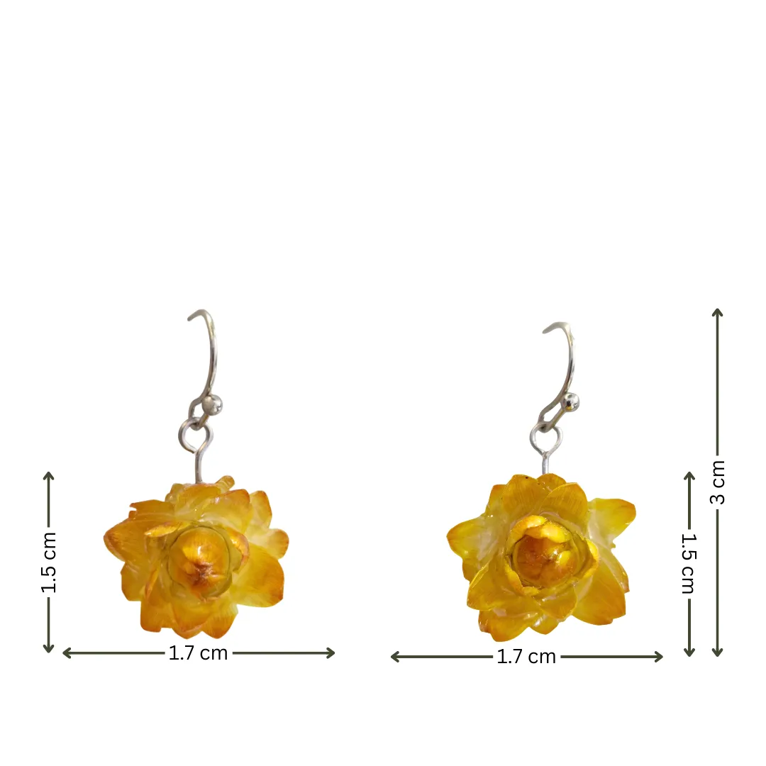 Brincos Beijo de Sol em resina com flor natural amarela com medidas de 1,7 cm e 3 cm