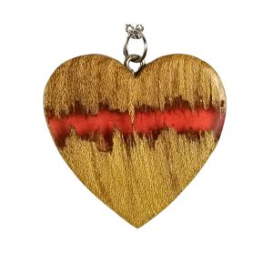 Pendente coração em madeira de olmo com faixa vermelha em resina, vista de perto