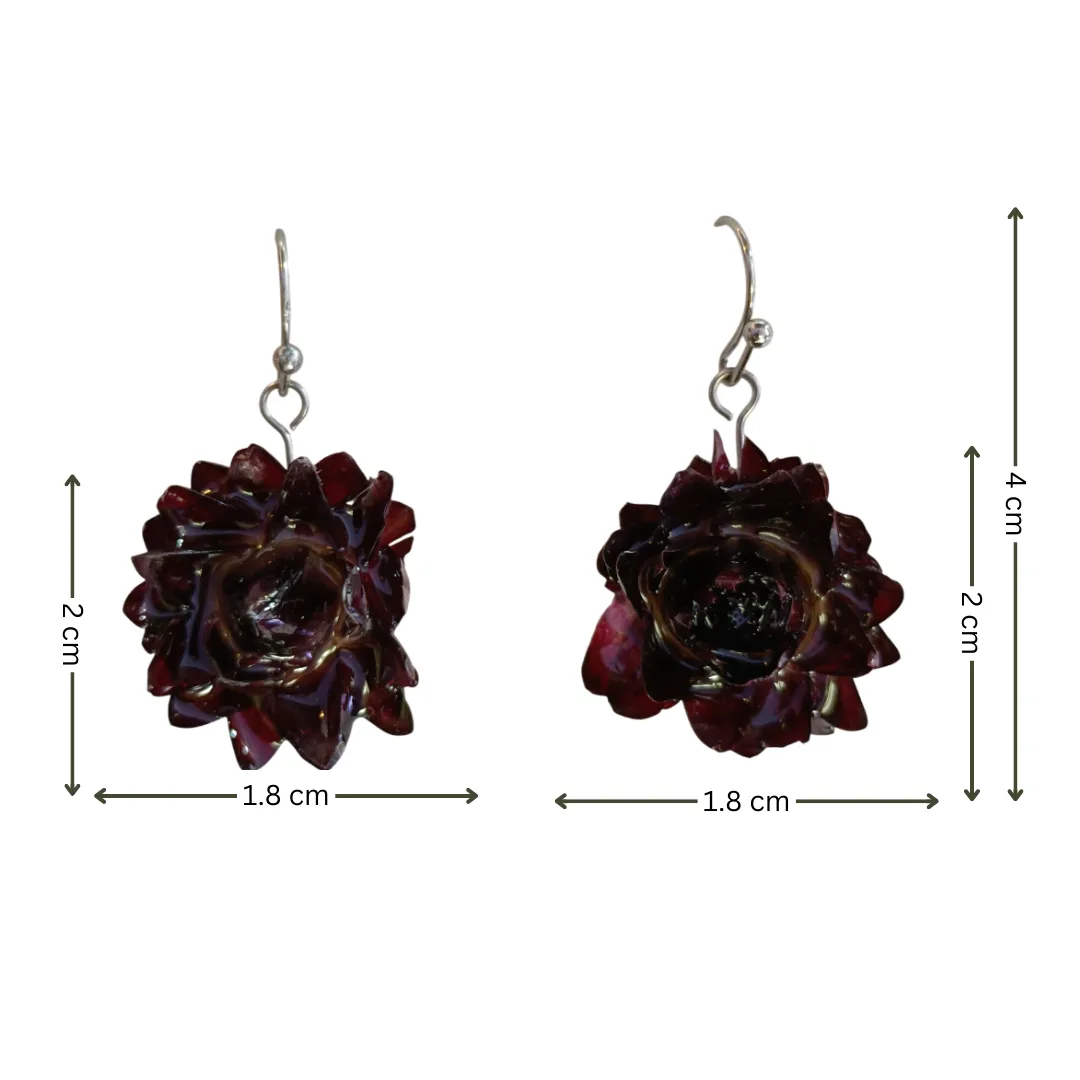 Brincos com flor natural Bordeaux em resina com medidas indicadas (1,8 cm de largura e 2 cm de altura da flor), pendentes com gancho prateado.
