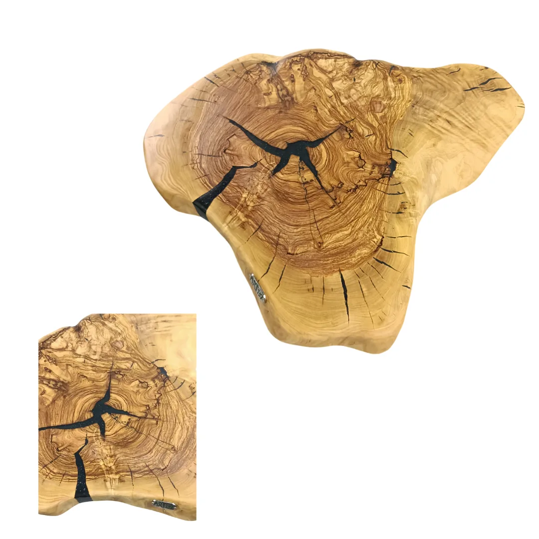 Peça única em madeira de oliveira, rodela artesanal com fendas realçadas a preto e desenho natural dos veios.